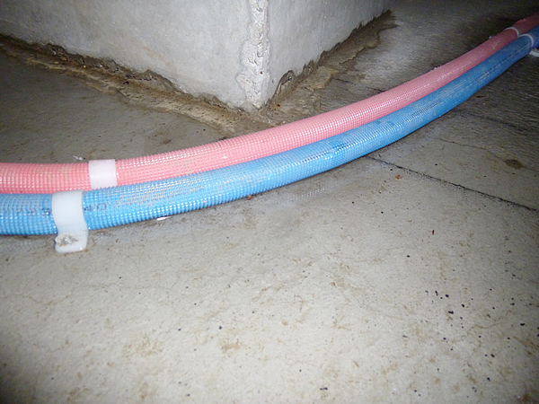 床下の配管接続が原因で水浸