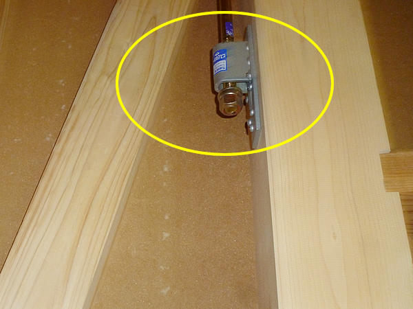 建築金物のボルトが緩んでいます。