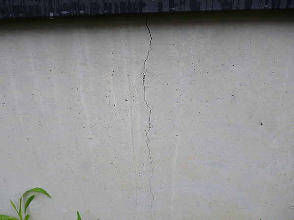 基礎にクラックを発見
